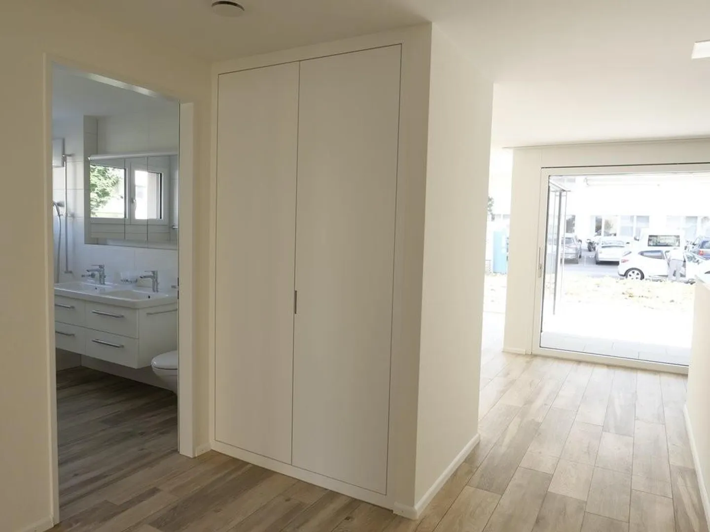 Modern apartment with large garden seating area and private laundry room - Photo 2 of 9