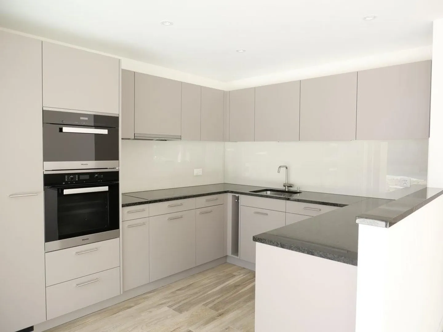 Modern apartment with large garden seating area and private laundry room - Photo 5 of 9