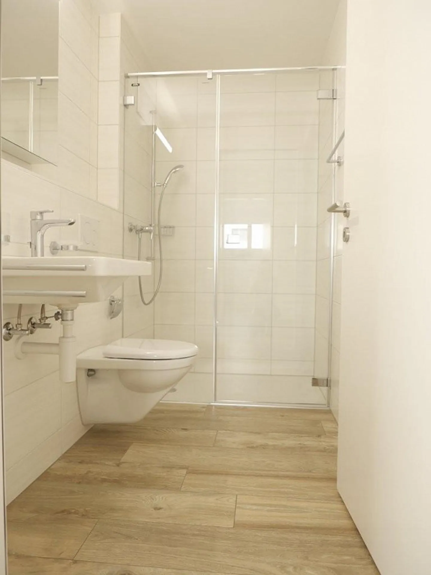 Modern apartment with large garden seating area and private laundry room - Photo 6 of 9