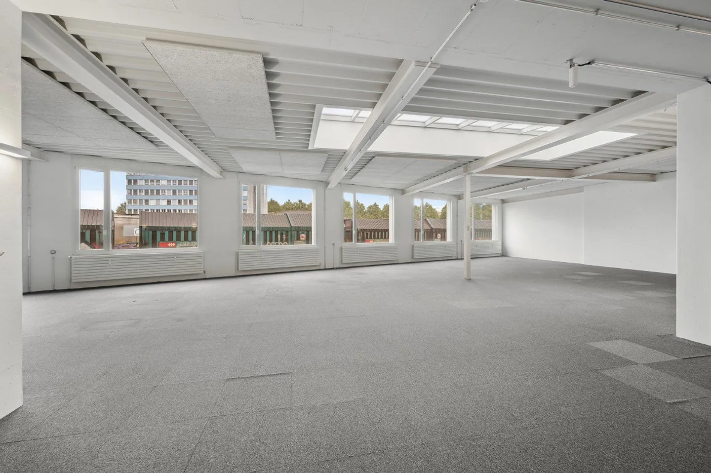 Modern office space with diverse possibilities - Photo 5 of 8