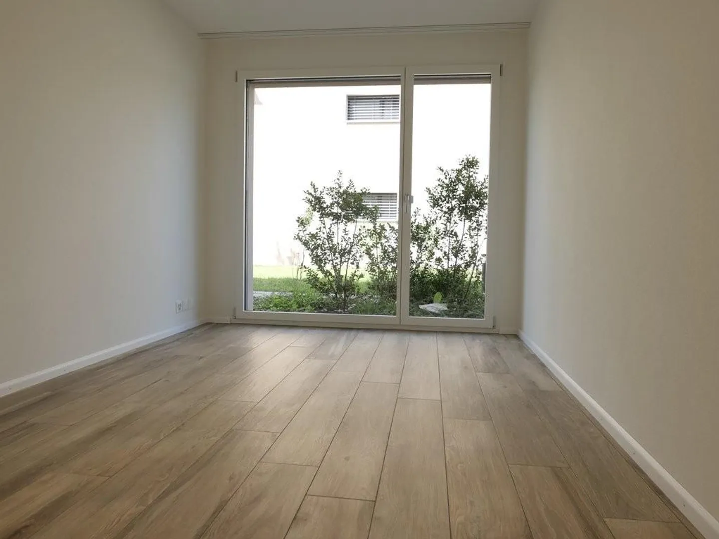 Modern apartment with large garden seating area and private laundry room - Photo 9 of 9