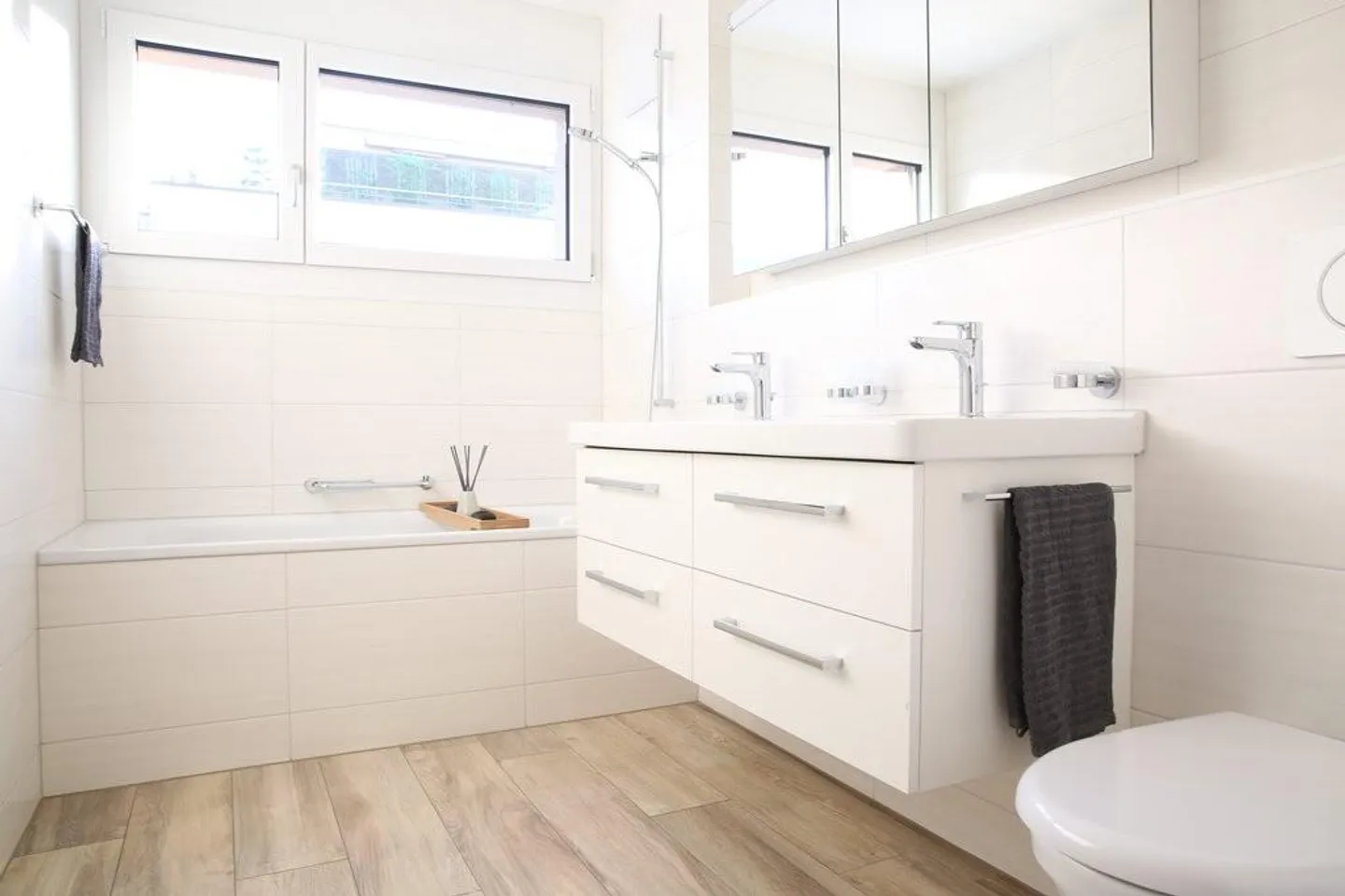 Modern apartment with large garden seating area and private laundry room - Photo 7 of 9