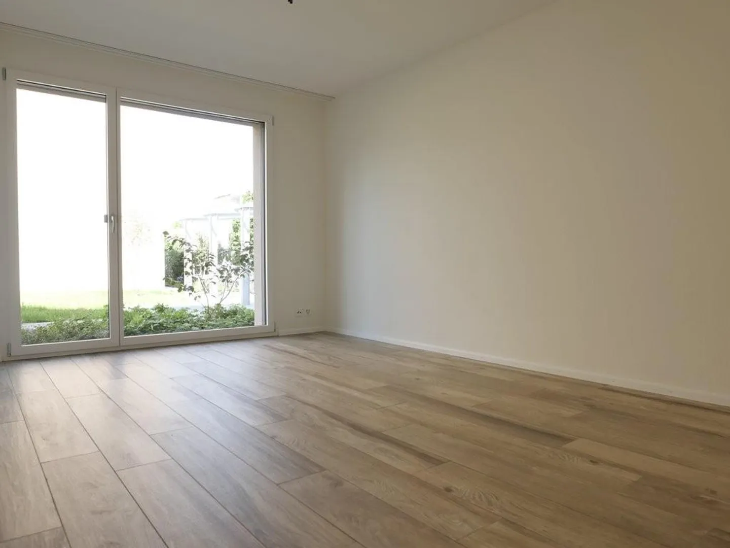 Modern apartment with large garden seating area and private laundry room - Photo 8 of 9