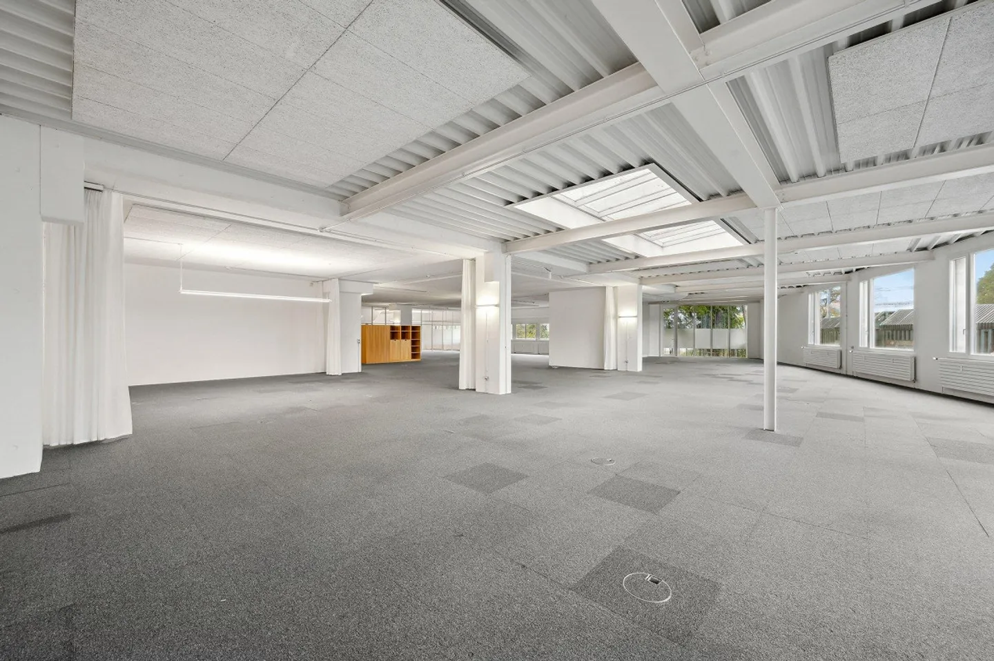 Modern office space with diverse possibilities - Photo 4 of 8