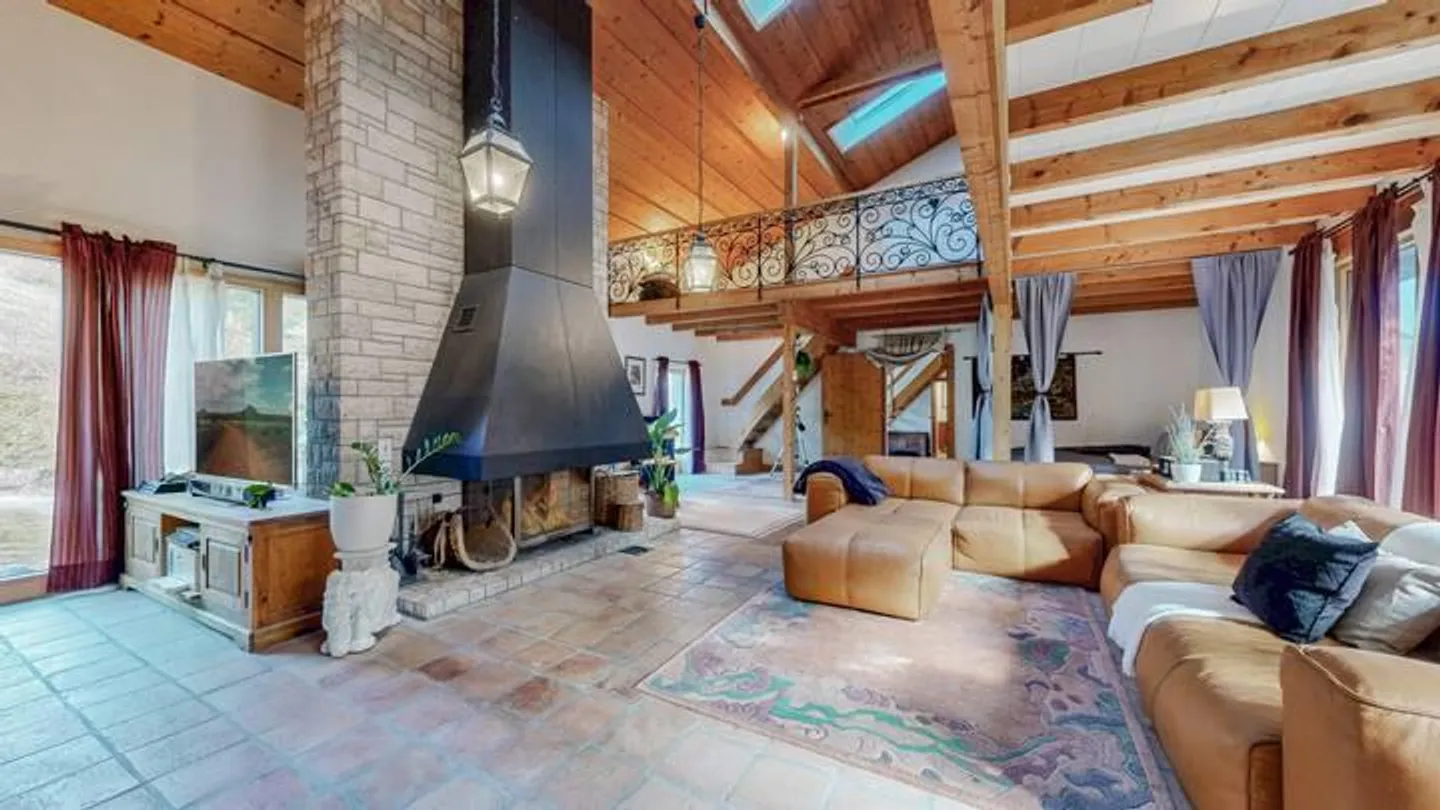 Charming and Diverse - Multi-Generational House with Horse Stable - Photo 6 of 9
