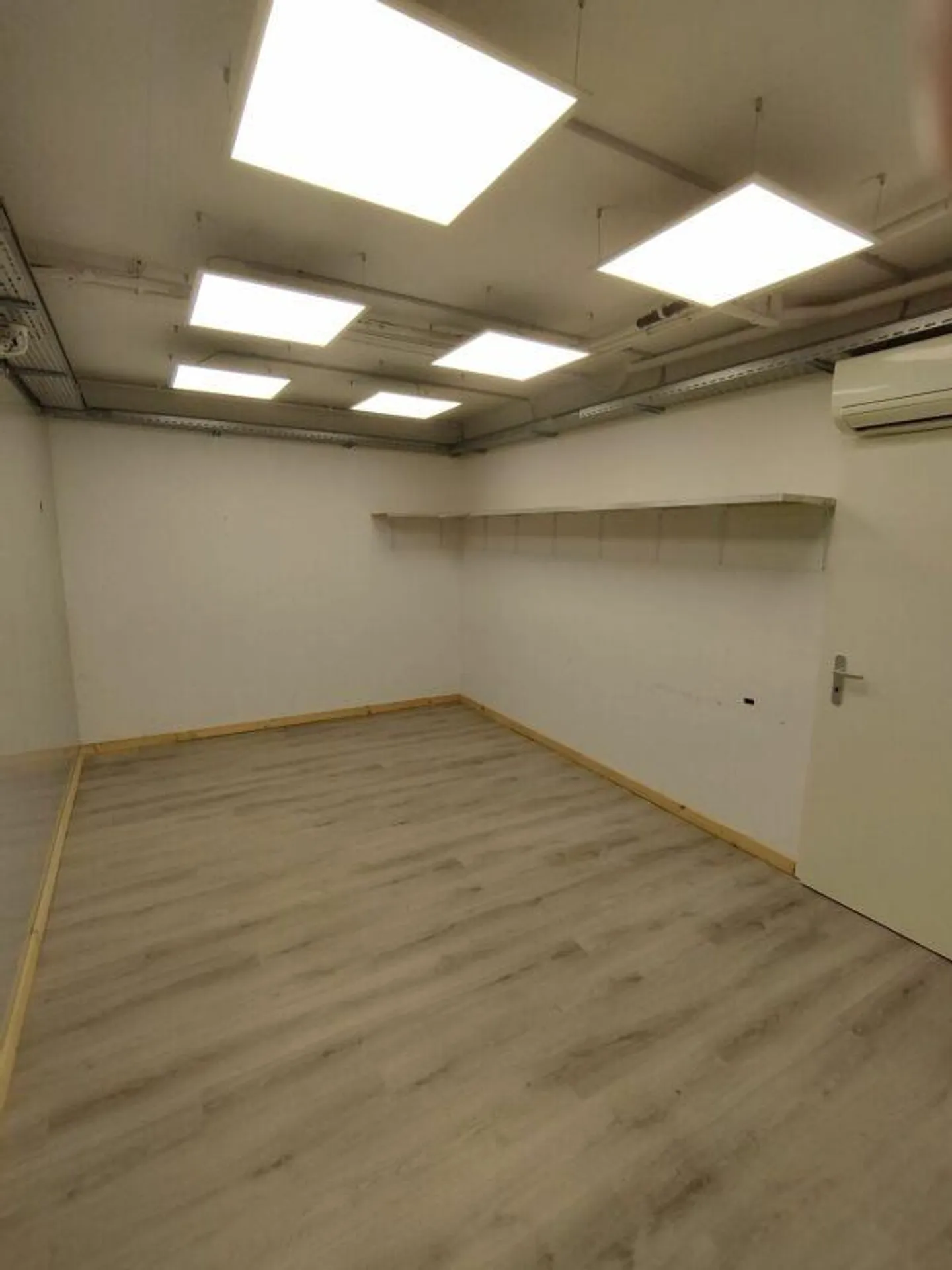 Commercial/Office/Warehouse in Binningen - Photo 5 of 17