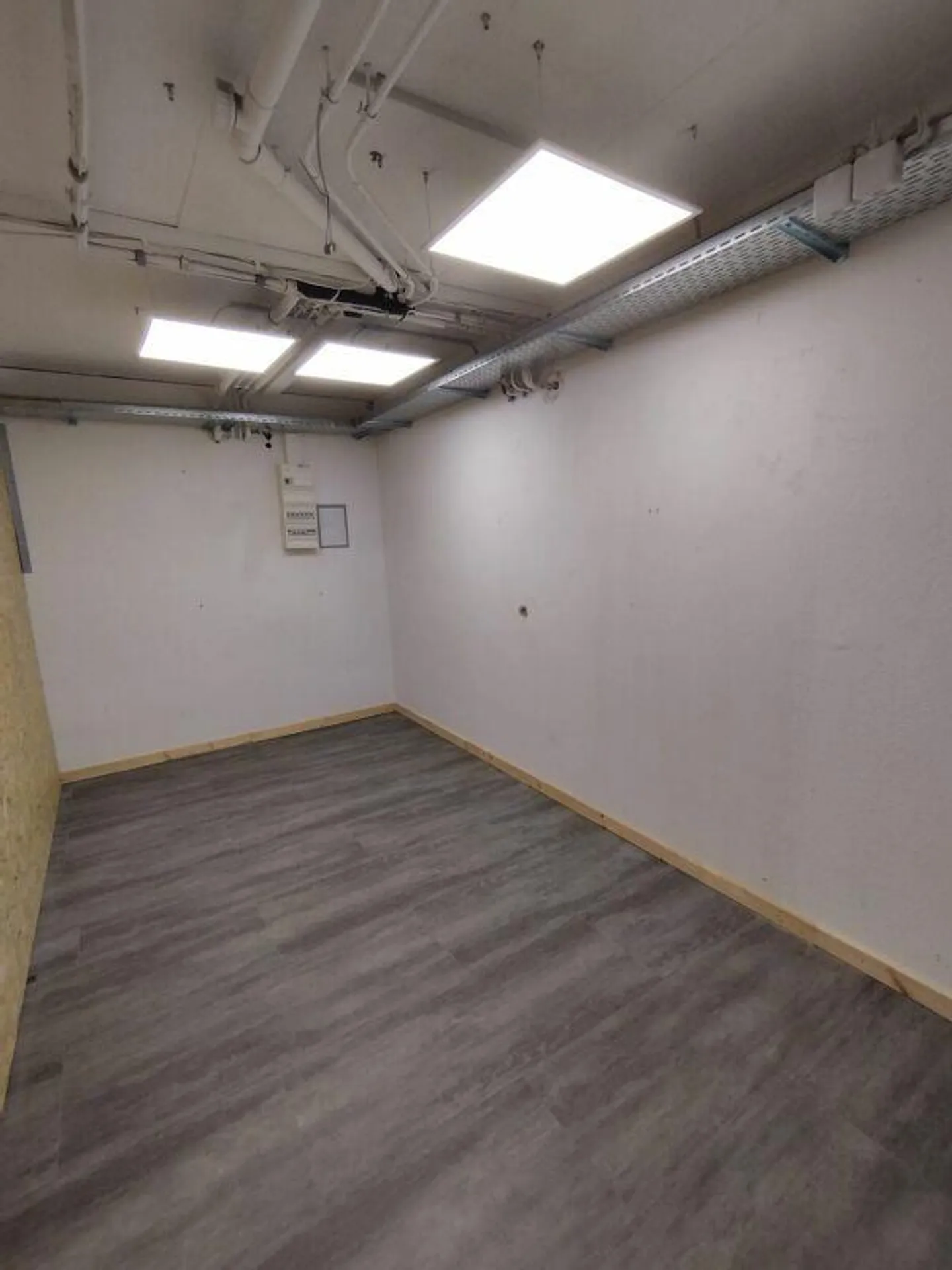 Commercial/Office/Warehouse in Binningen - Photo 8 of 17