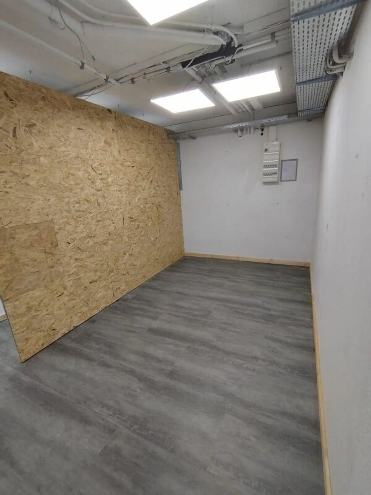 Commercial/Office/Warehouse in Binningen - Photo 9 of 17