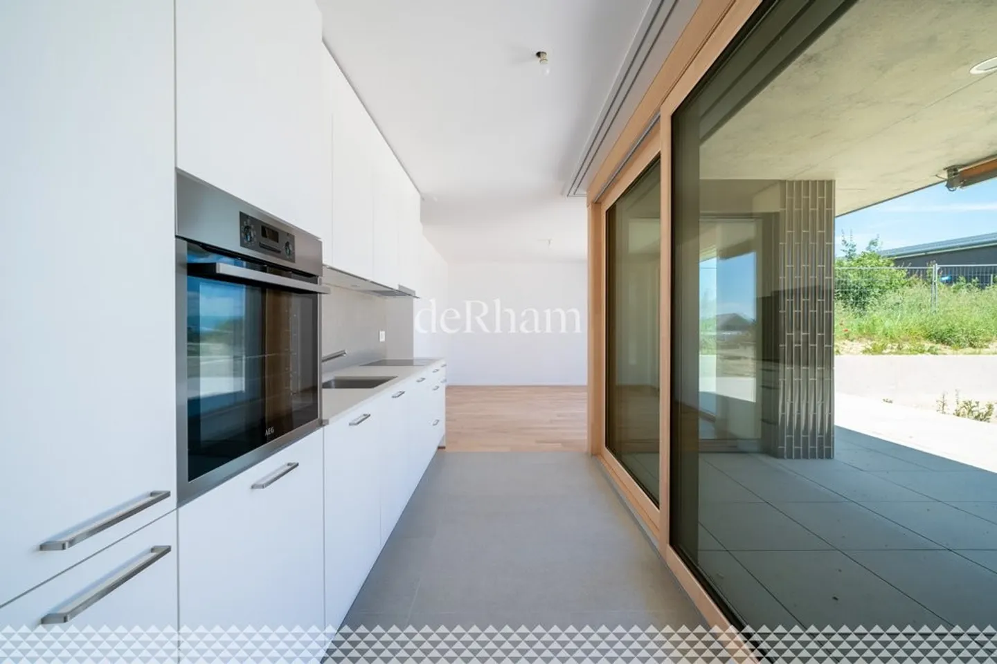Modern Apartment with Stunning Views - Photo 4 of 11