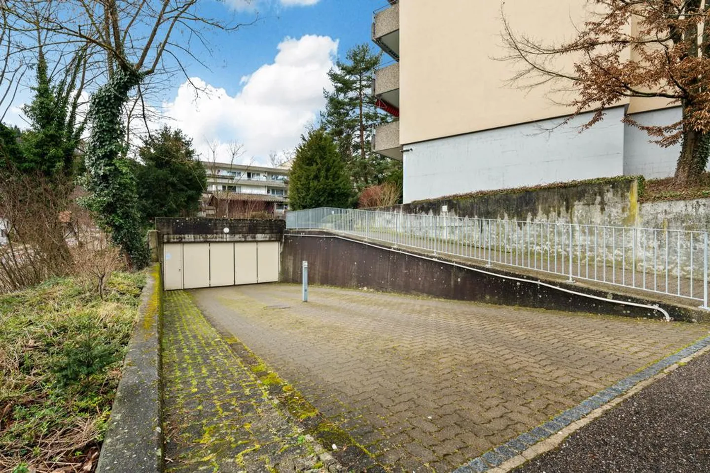 Posto auto all'aperto da affittare per il tuo veicolo - Foto 2 di 2