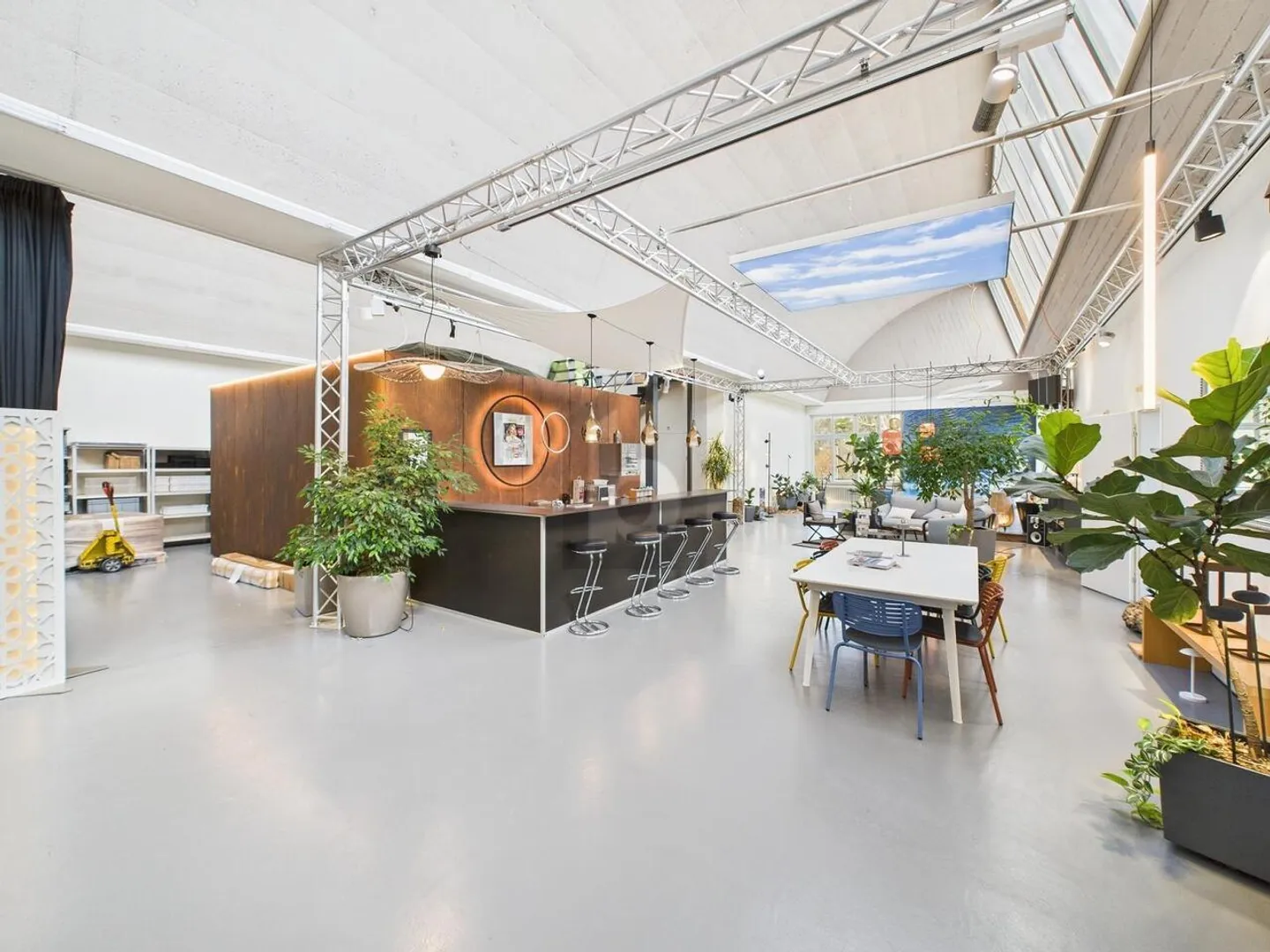 USO VERSATILE IN UN AMBIENTE CREATIVO - Foto 1 di 6