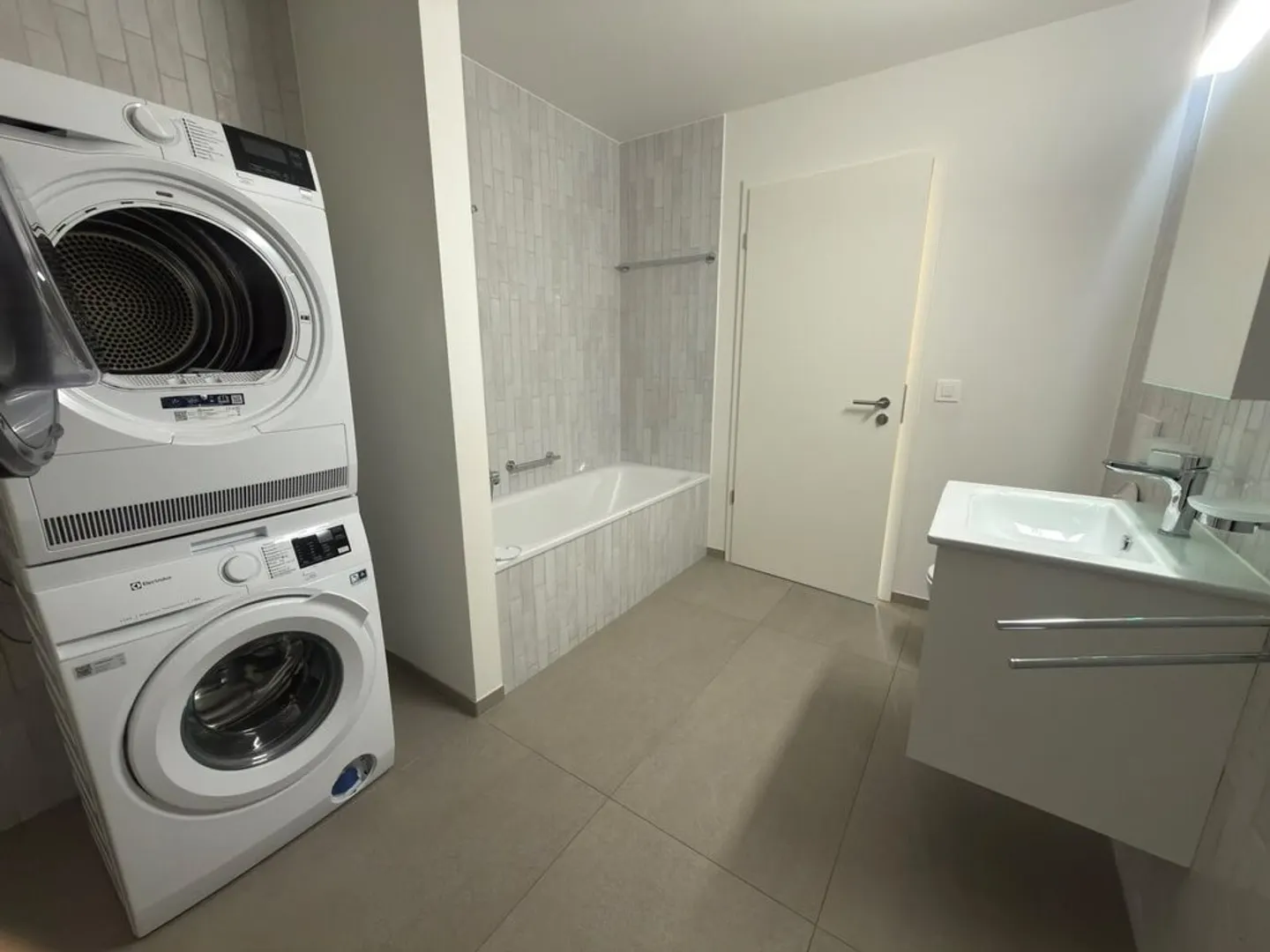 Modern Apartment with Stunning Views - Photo 11 of 11