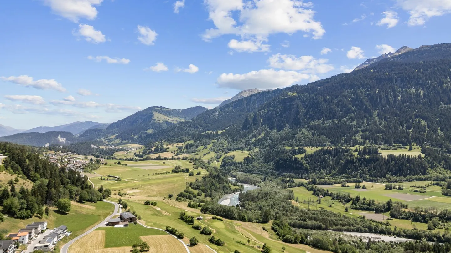Escape the Heat – Second Home 5.5 Room Detached House in Graubünden - Photo 3 of 7