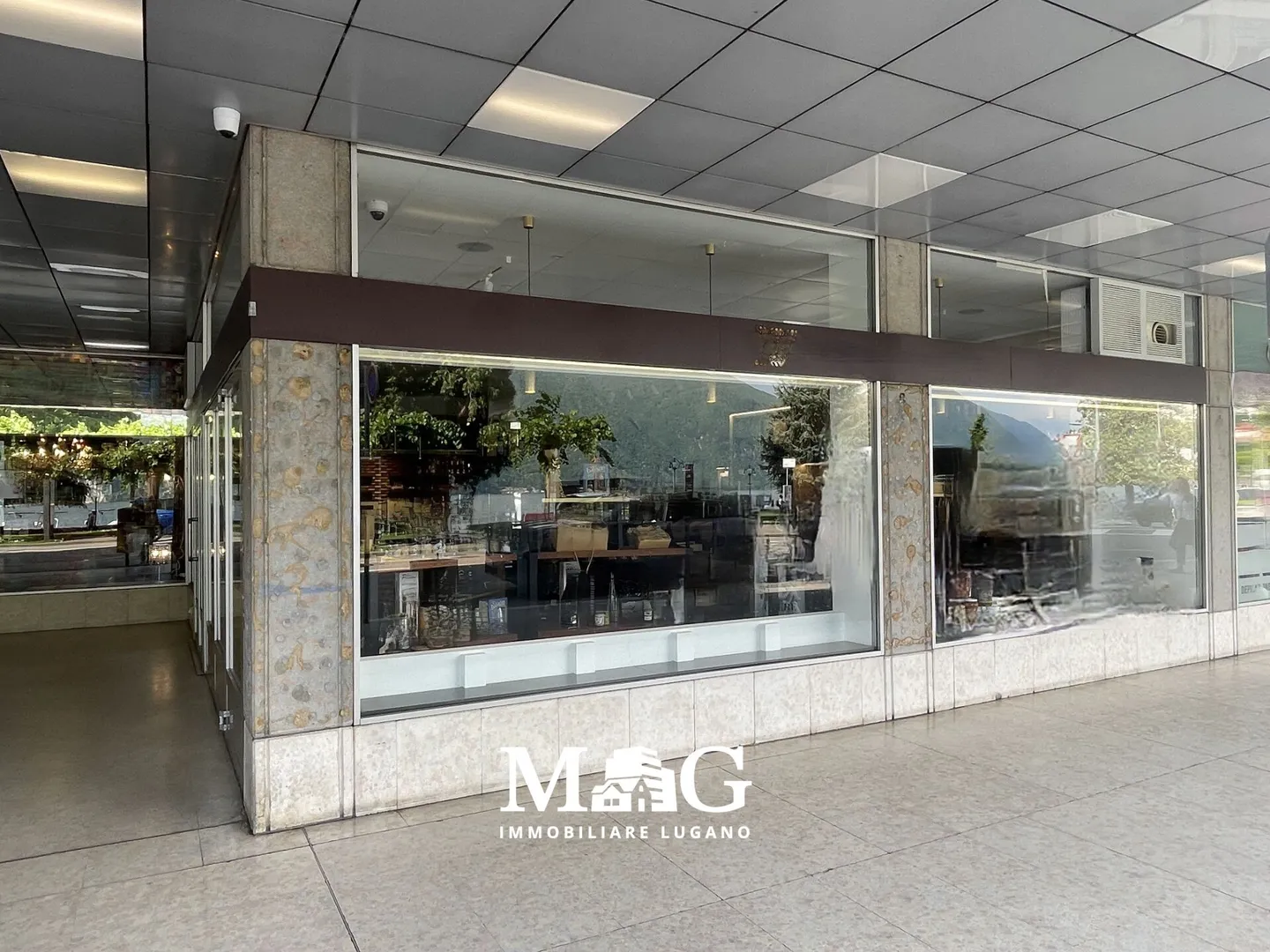 Lugano Stadtzentrum: Gewerbefläche mit 3 großen Schaufenstern zum See - Foto 2 von 6