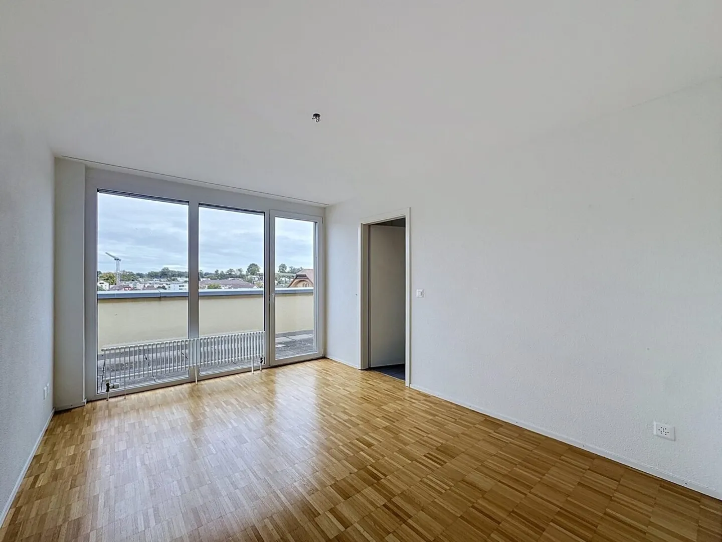 Stunning Attic Apartment - Photo 10 of 13