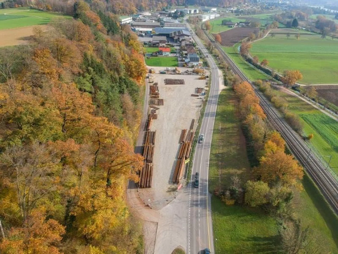 Aree di stoccaggio esterne (circa 1'400 m2) in una posizione comoda - Foto 1 di 3