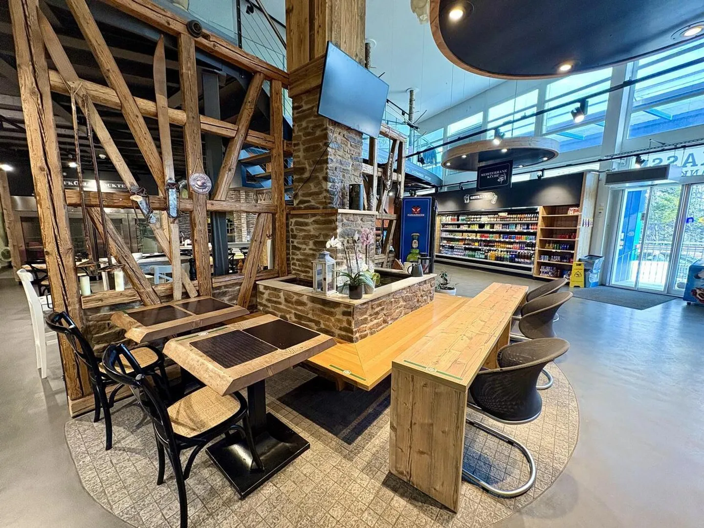 SPAZIO COMMERCIALE ATTRATTIVO CON ATTREZZATURA DI ALTO LIVELLO - Foto 3 di 6