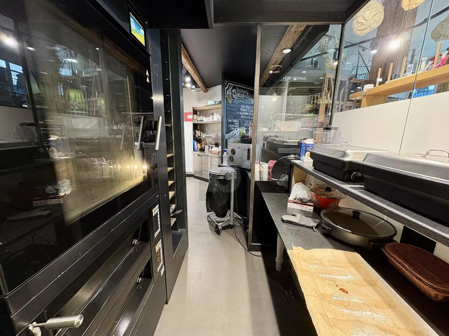 SPAZIO COMMERCIALE ATTRATTIVO CON ATTREZZATURA DI ALTO LIVELLO - Foto 5 di 6