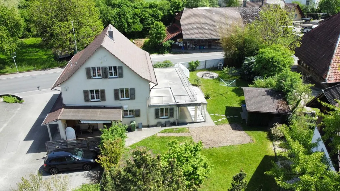 Affascinante casa unifamiliare di 10,5 stanze con grande potenziale - Foto 1 di 24