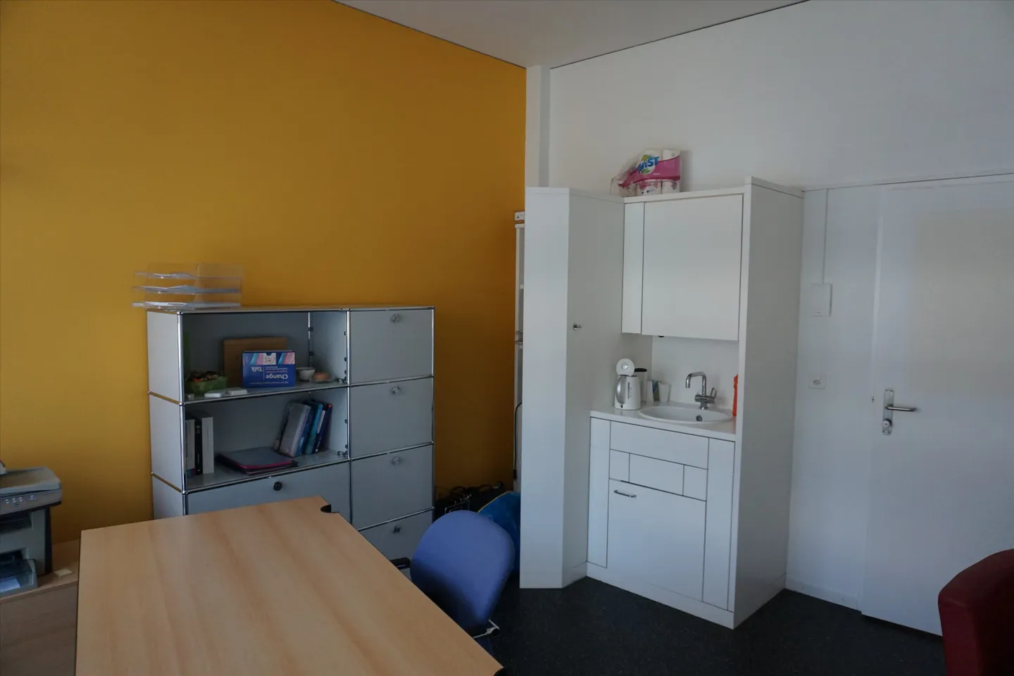 Bright Office Space in Nänikon - Photo 2 of 5