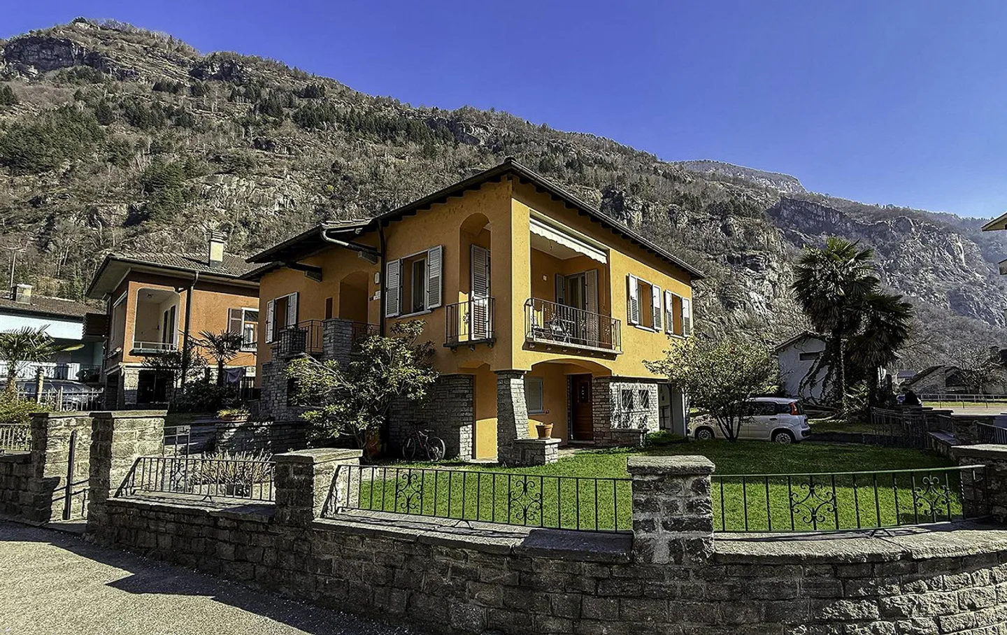 Casa unifamiliare con grande giardino - Foto 1 di 11