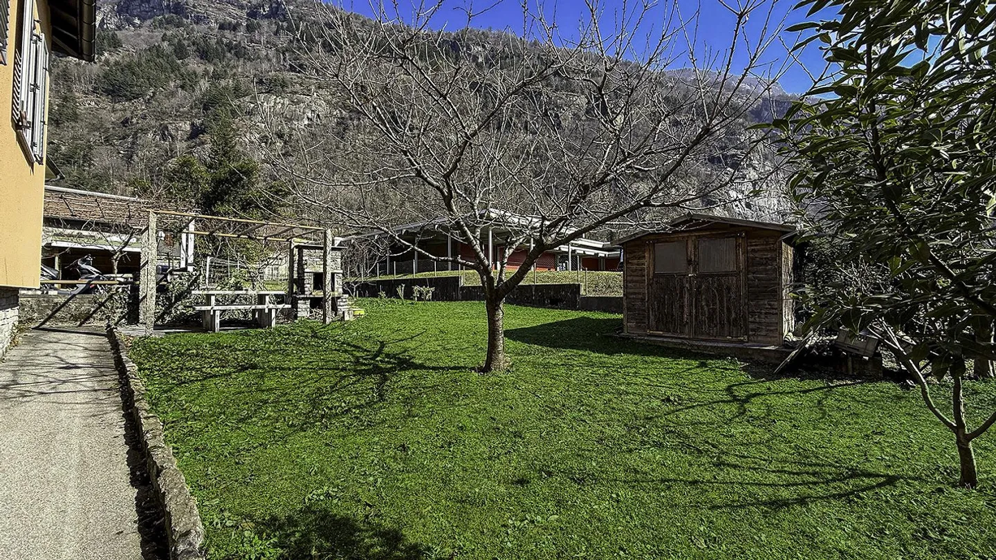 Casa unifamiliare con grande giardino - Foto 2 di 11