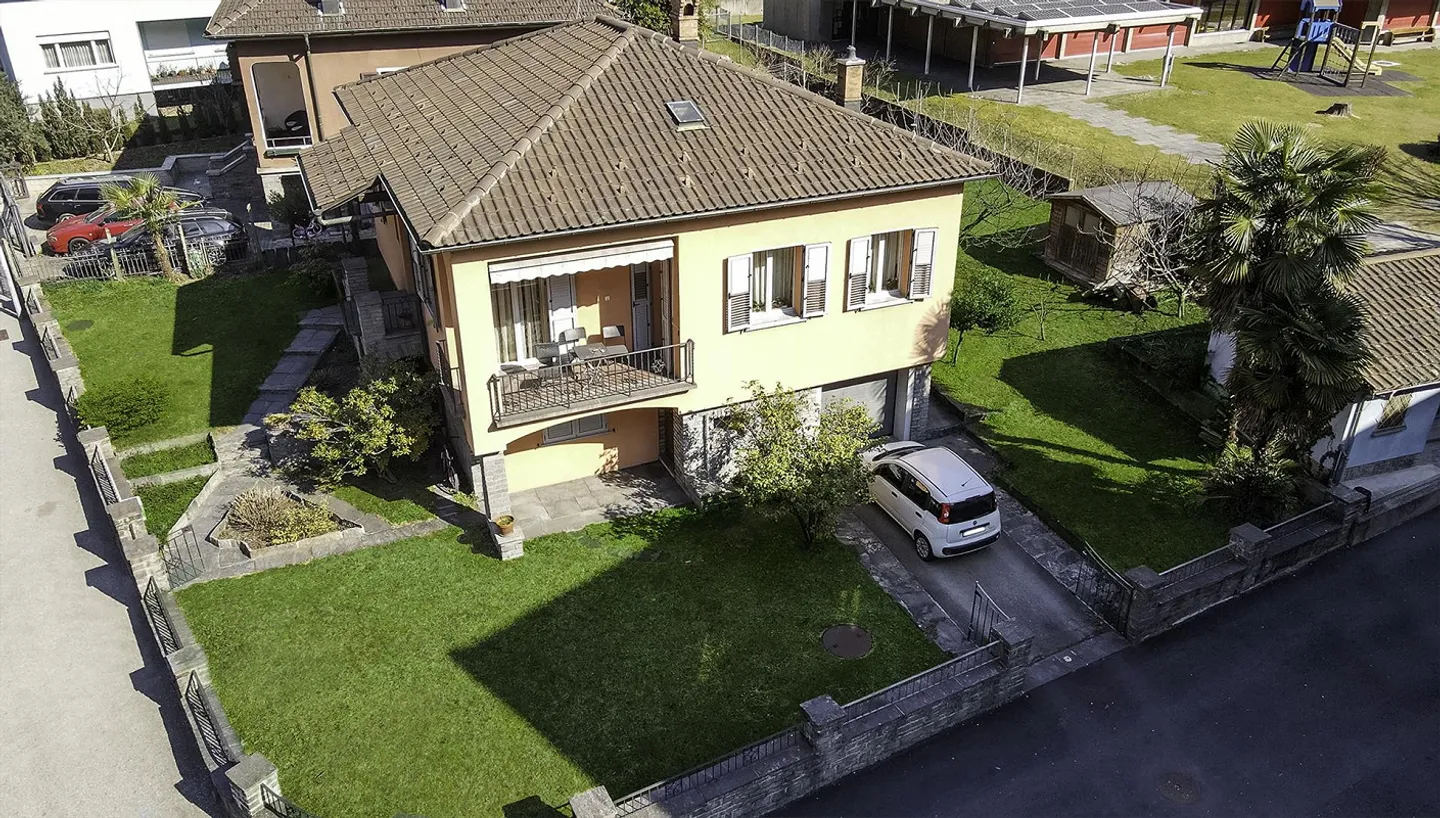 Casa unifamiliare con grande giardino - Foto 3 di 11