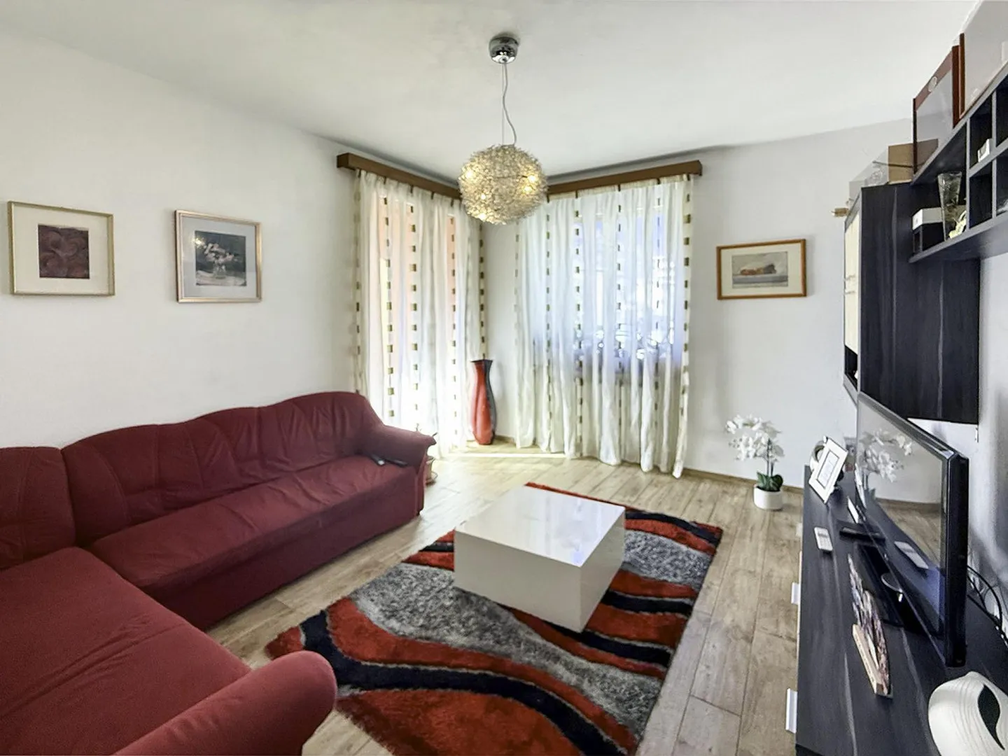 Casa unifamiliare con grande giardino - Foto 4 di 11