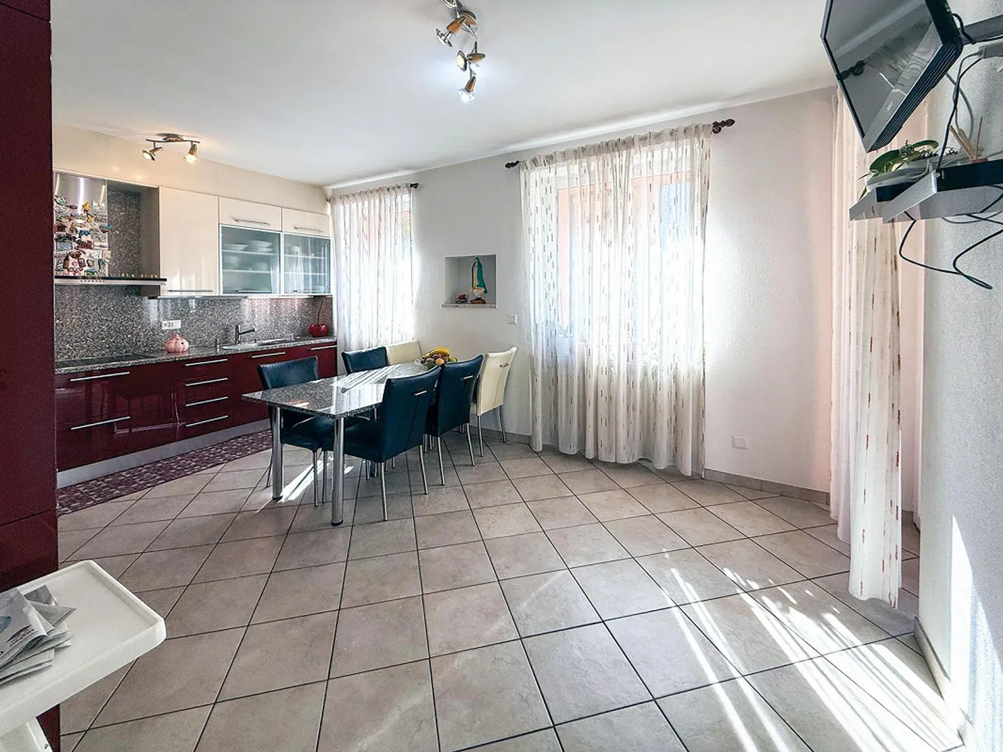 Casa unifamiliare con grande giardino - Foto 6 di 11