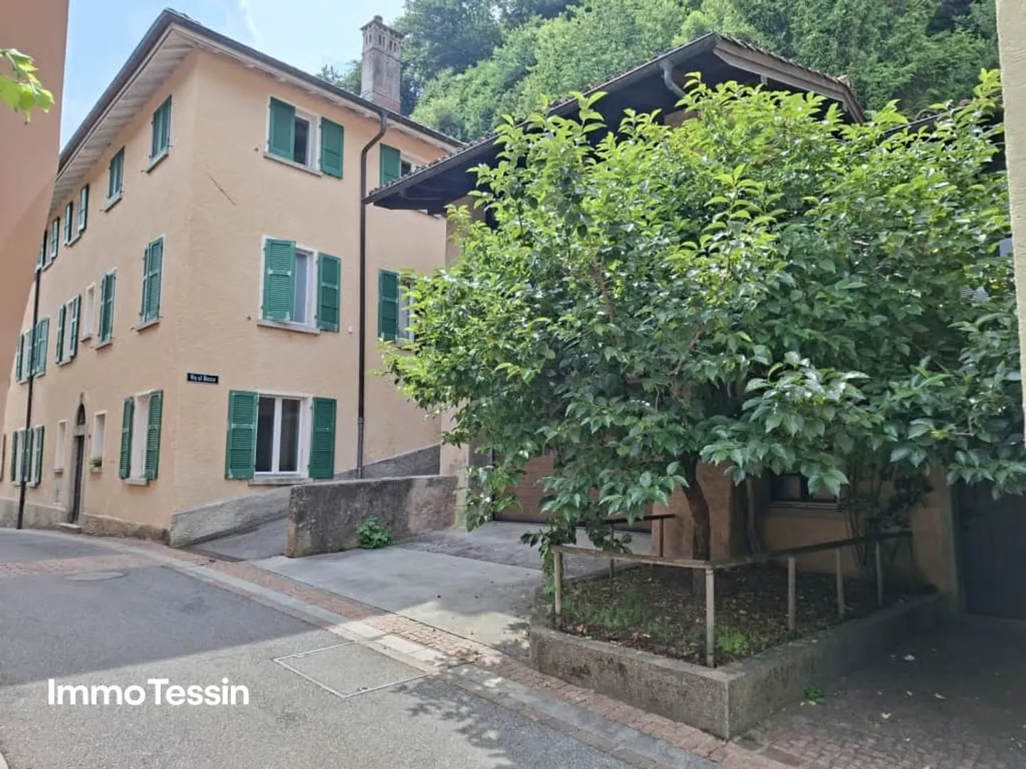 Charmante und idyllische Wohnung an exklusiver Wohnlage in Collina d&039;Oro unweit von Lugano und dem Lago di Luagno - Photo 1 of 13