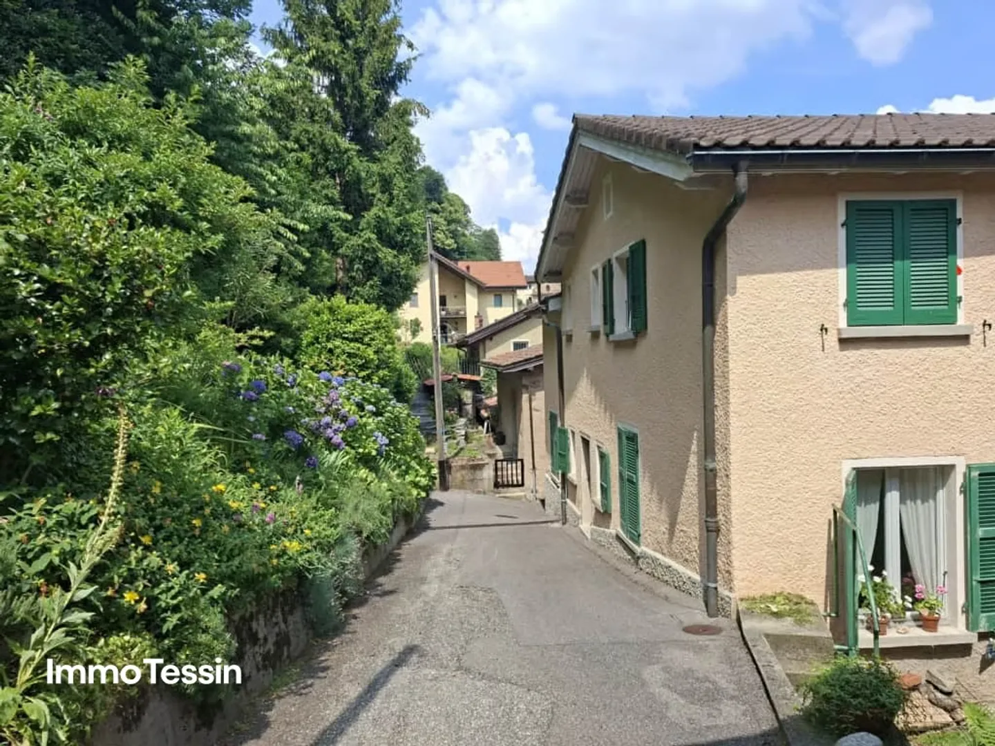 Charmante und idyllische Wohnung an exklusiver Wohnlage in Collina d&039;Oro unweit von Lugano und dem Lago di Luagno - Photo 2 of 13