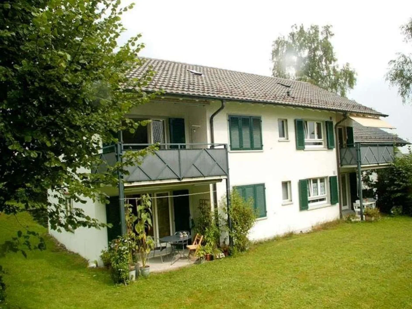 Place de parking extérieure dans un quartier résidentiel calme - Photo 1 sur 1