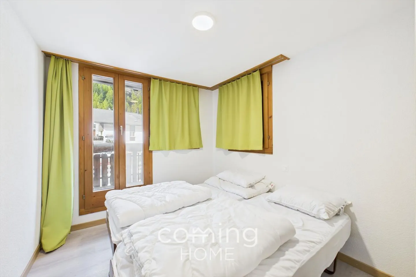 Appartement ensoleillé de 3,5 pièces au cœur de Saas-Grund avec vue sur les montagnes environnantes - Photo 4 sur 12