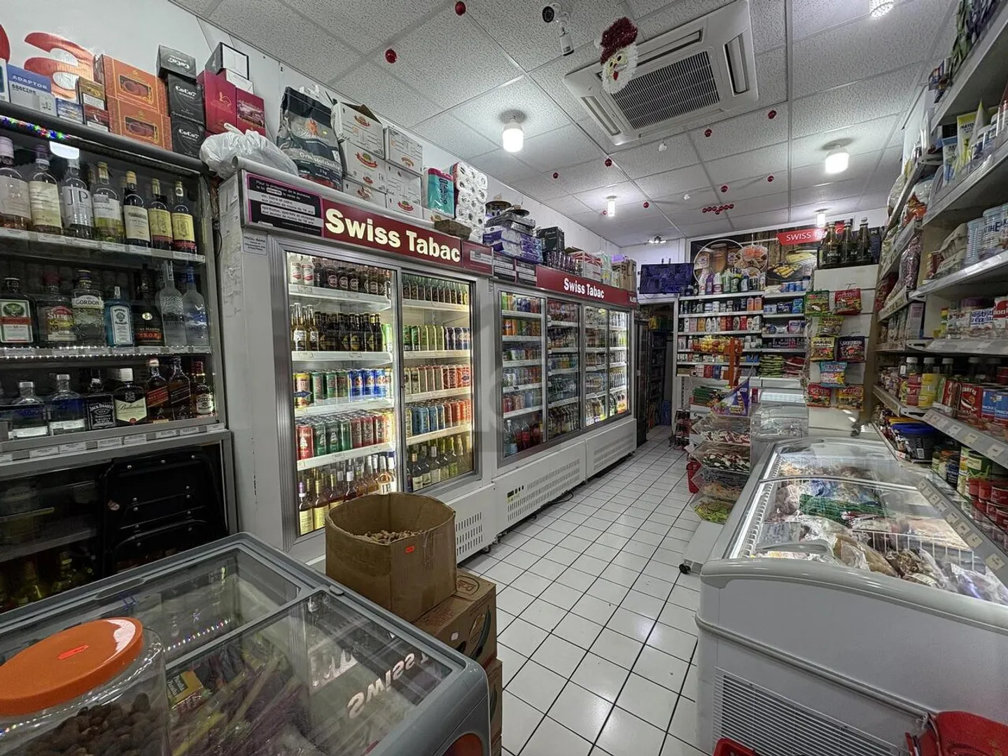 NEGOZIO DI GENERI ALIMENTARI IN UNA STRADA TRAFFICATA - Foto 3 di 4