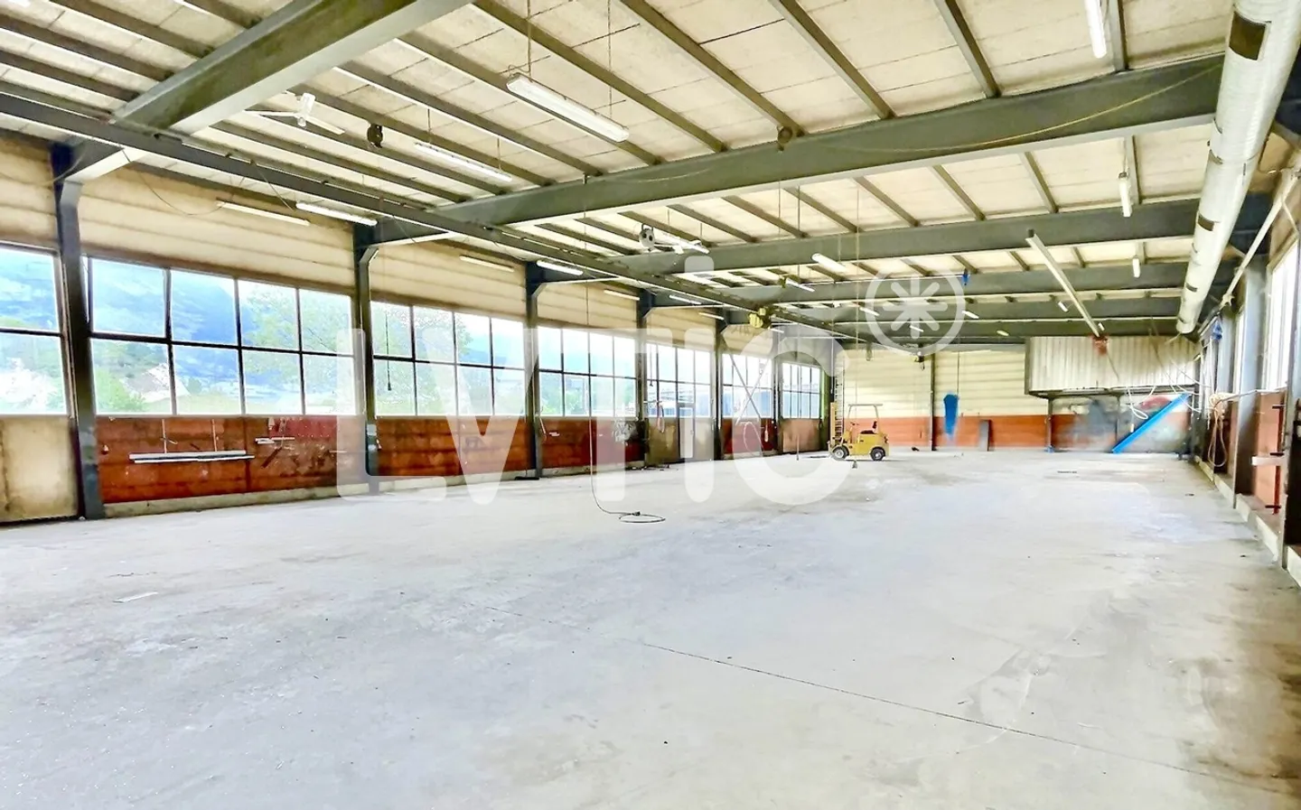 670 m2 hall for rent on a 2500 m2 plot for sale in Sierre - Photo 1 of 6