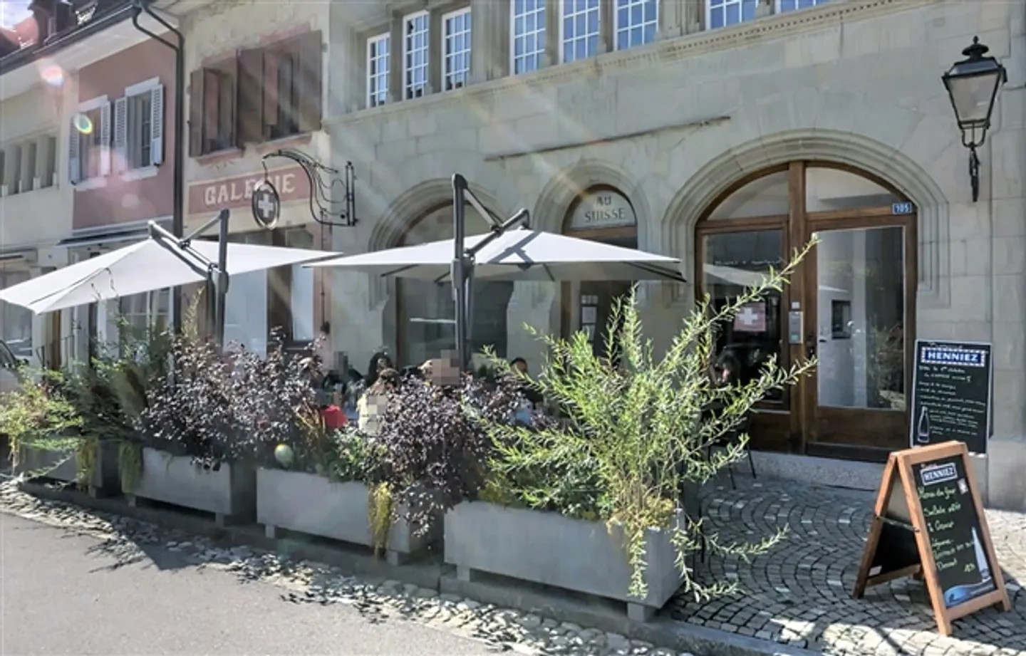 Restaurant rénové avec terrasse, en face de l'entrée du château - Photo 1 sur 5