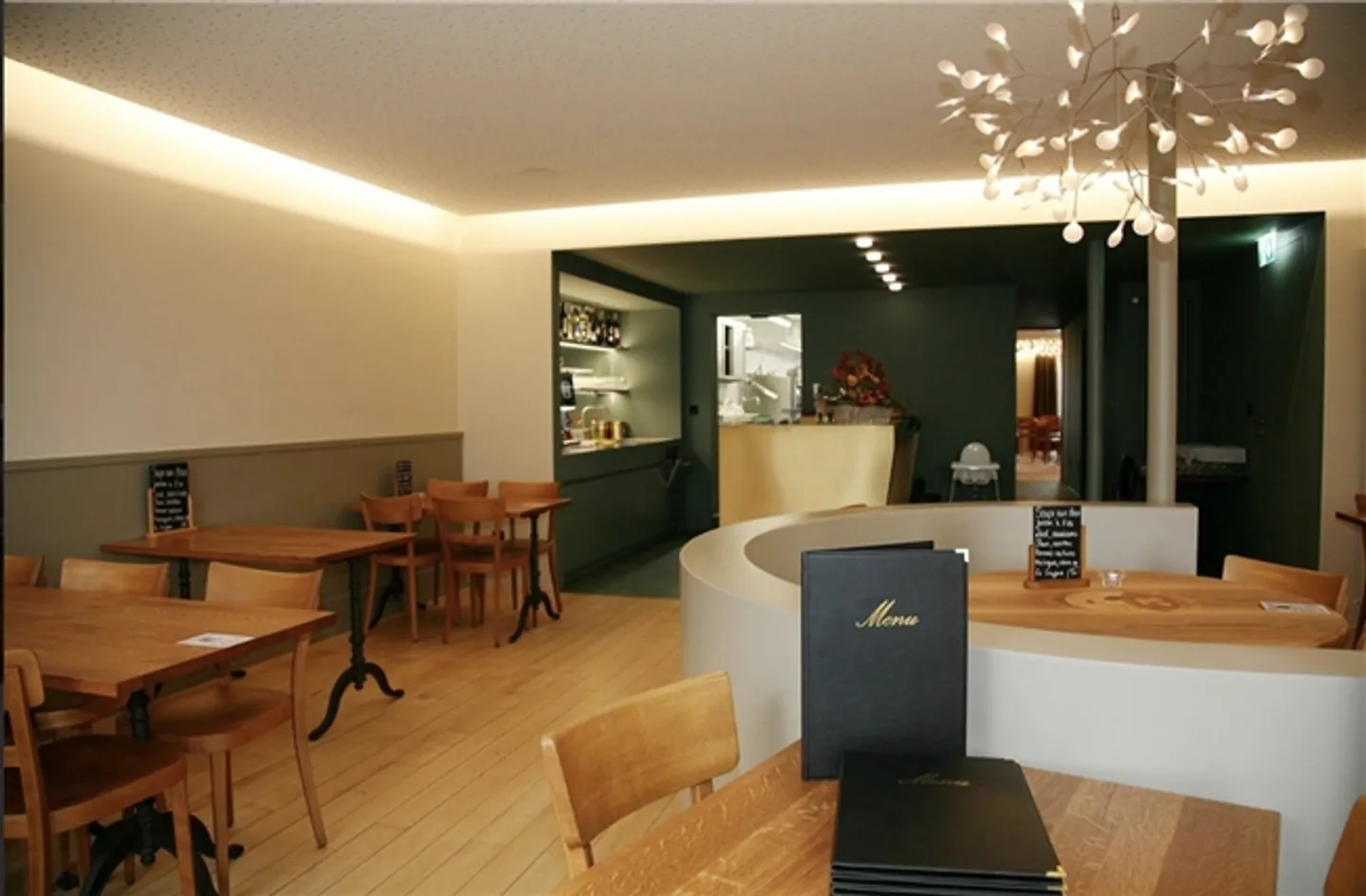 Restaurant rénové avec terrasse, en face de l'entrée du château - Photo 2 sur 5