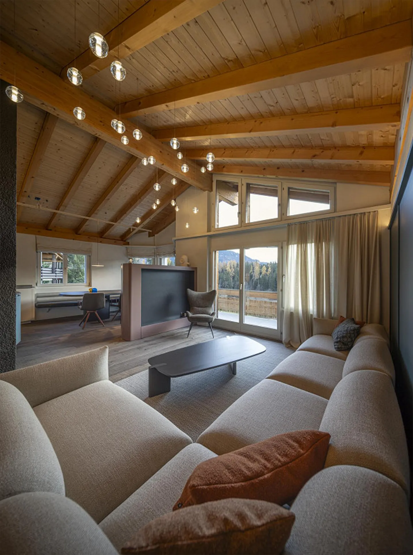 5.5-Room Attic Apartment. Second Home. Design Meets Comfort - Photo 10 of 13