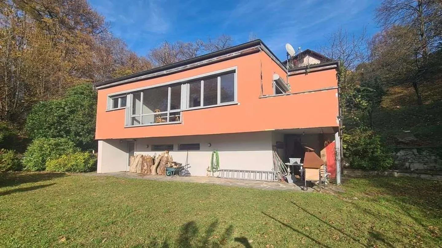 ROVIO: SCHÖNES HAUS MIT SEEBLICK UND GROSSEM GRUNDSTÜCK - Foto 1 von 8