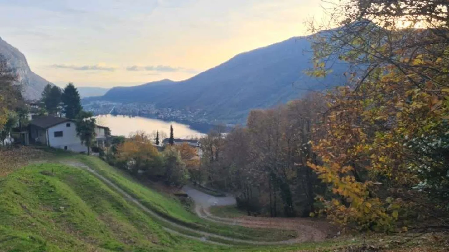 ROVIO: SCHÖNES HAUS MIT SEEBLICK UND GROSSEM GRUNDSTÜCK - Foto 3 von 8