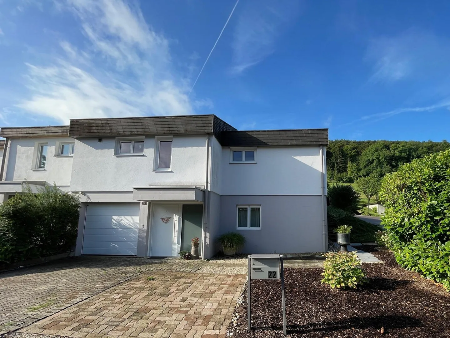 Gepflegtes 3.5-Zimmer Doppeleinfamilienhaus mit schönem Garten - Foto 1 von 11