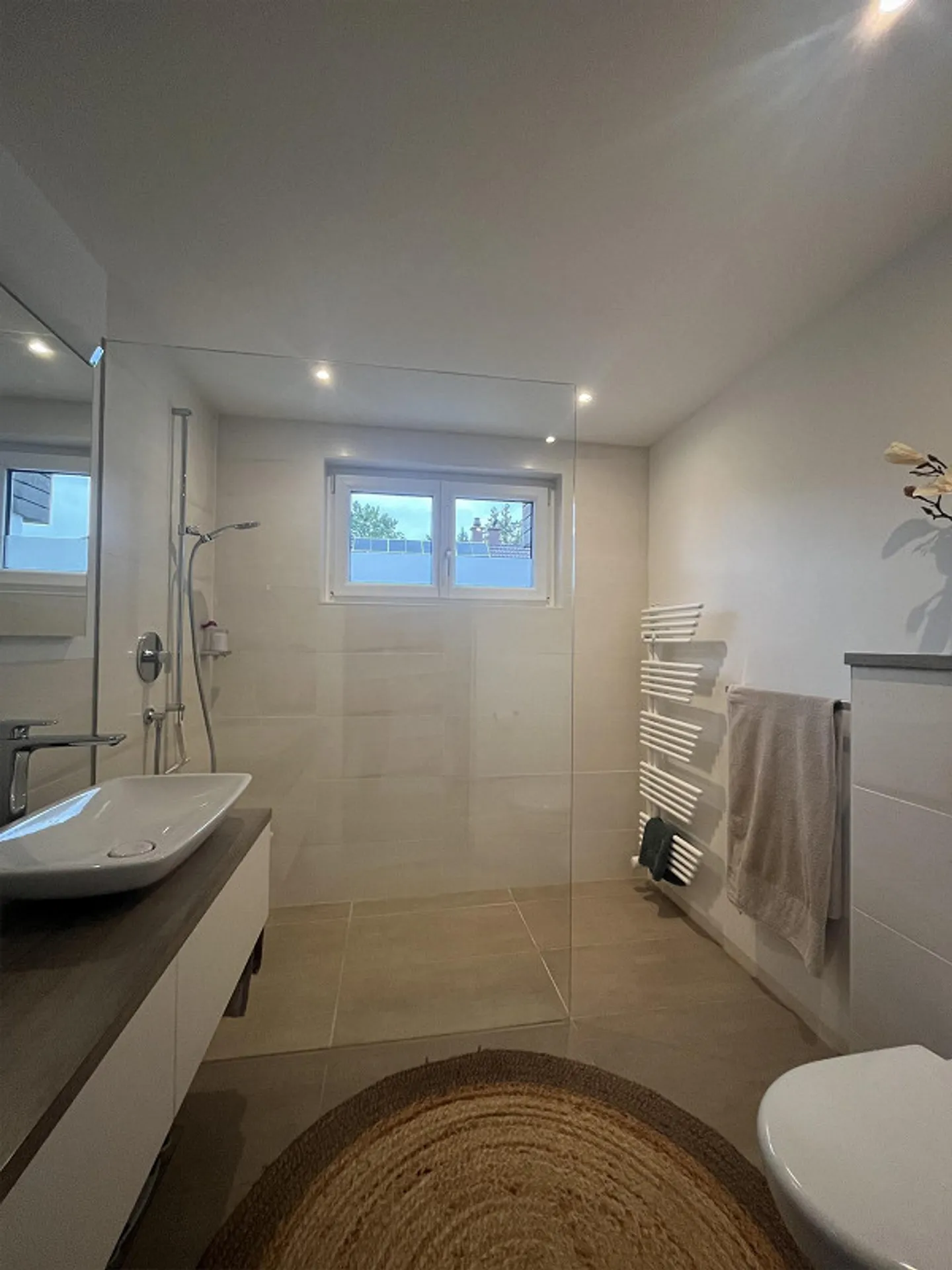 Gepflegtes 3.5-Zimmer Doppeleinfamilienhaus mit schönem Garten - Foto 8 von 11