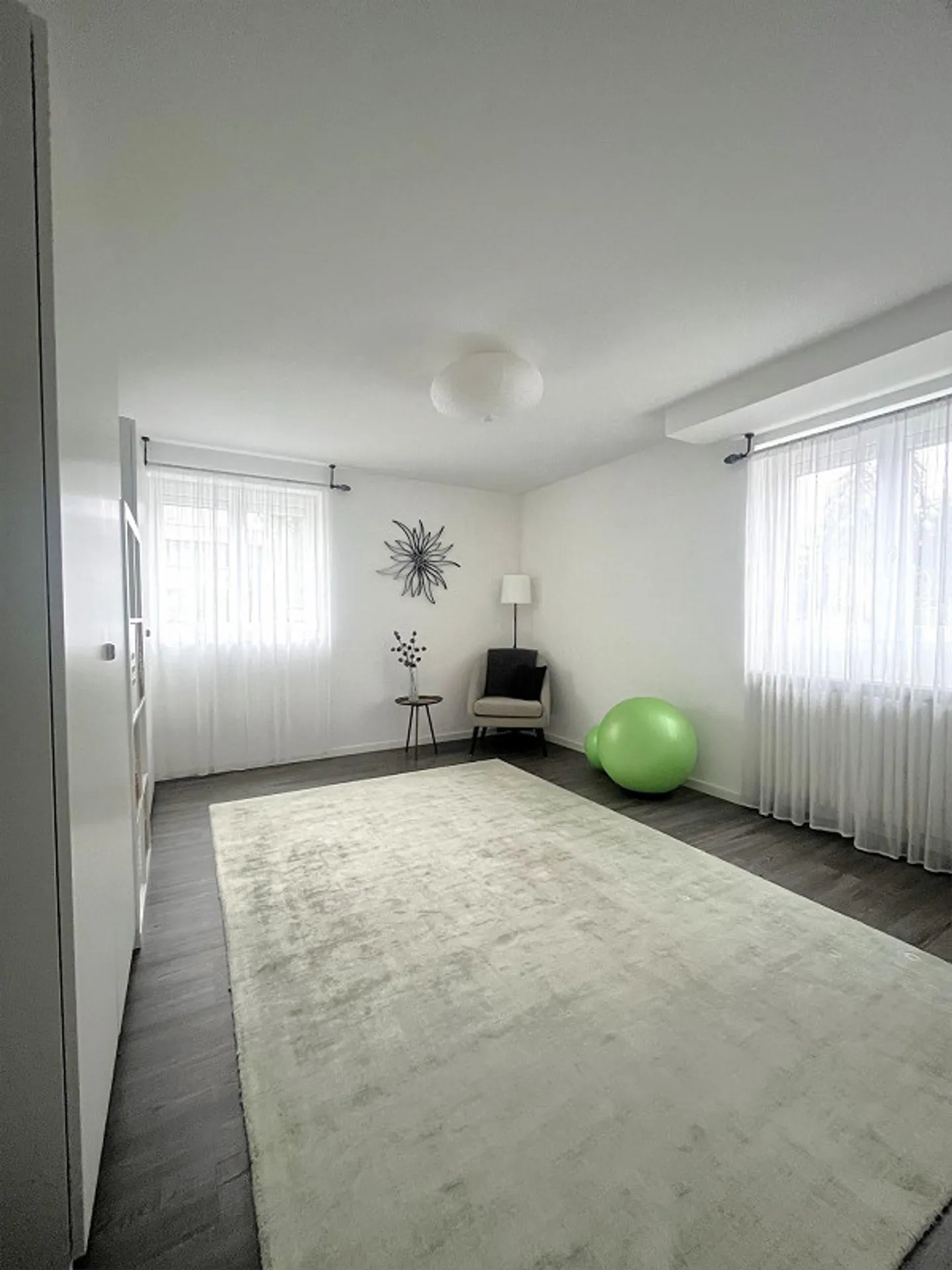 Gepflegtes 3.5-Zimmer Doppeleinfamilienhaus mit schönem Garten - Foto 9 von 11
