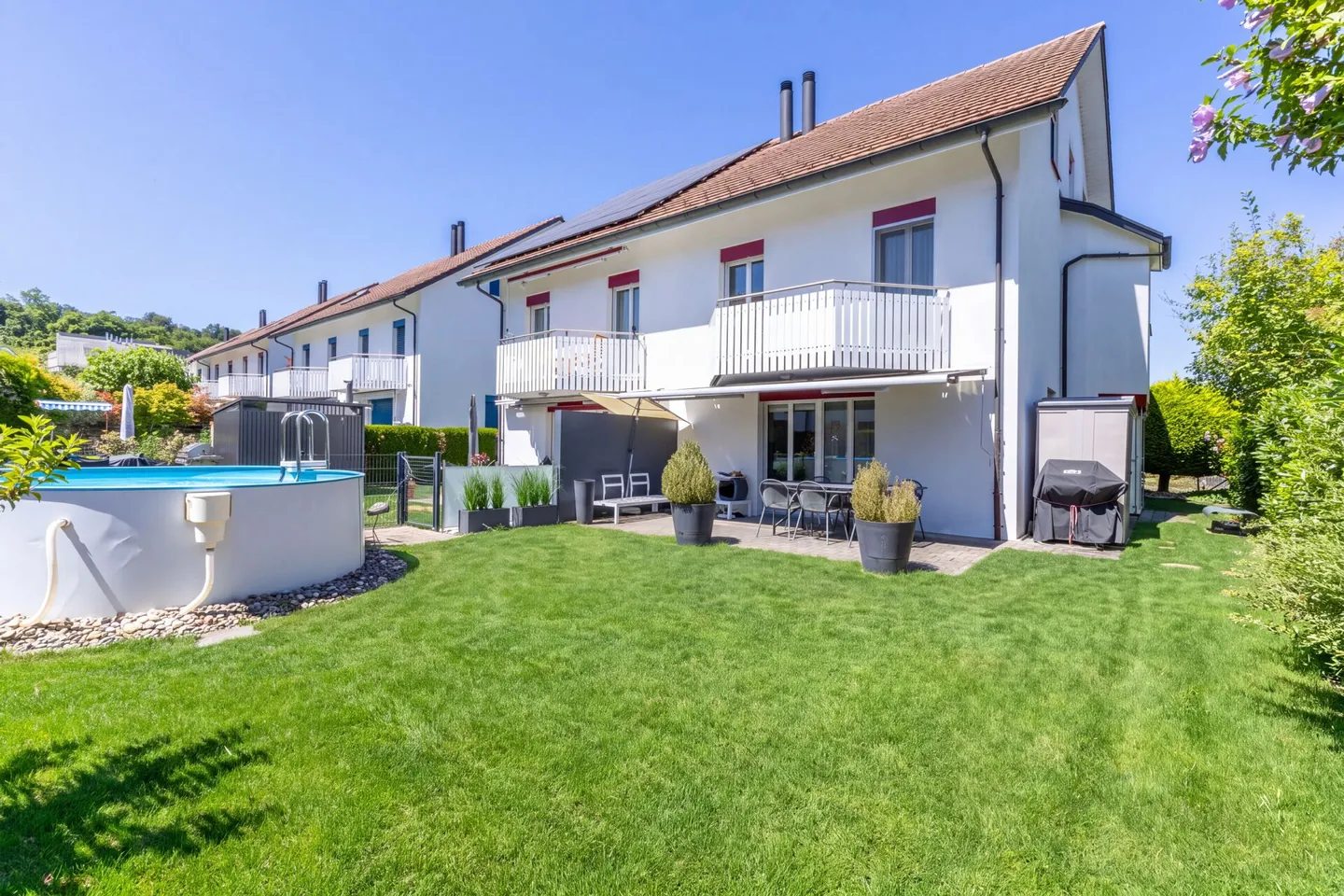 Maison familiale jumelée spacieuse de 6,5 pièces avec double garage, jardin et piscine - Photo 1 sur 22