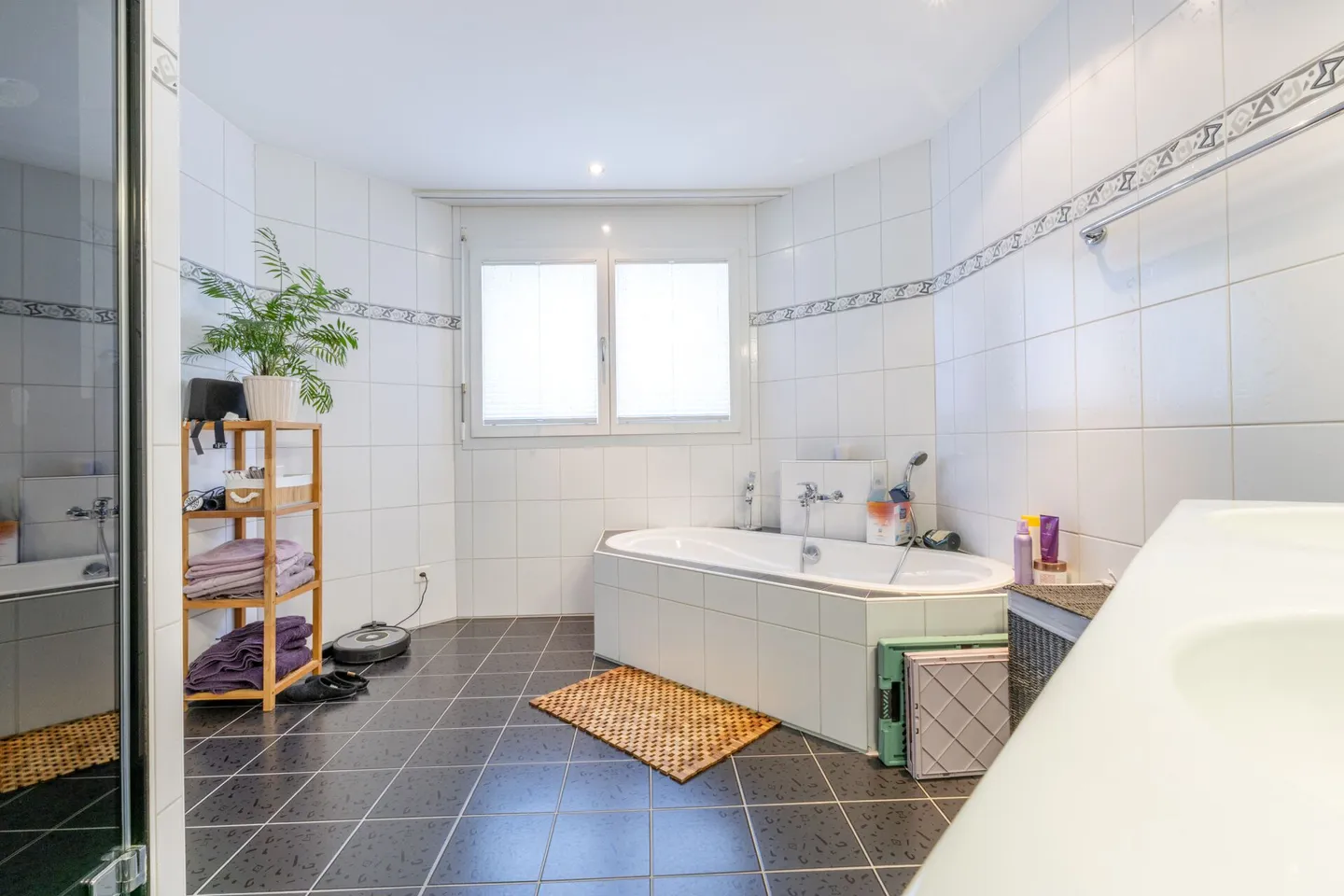 Maison familiale jumelée spacieuse de 6,5 pièces avec double garage, jardin et piscine - Photo 11 sur 22