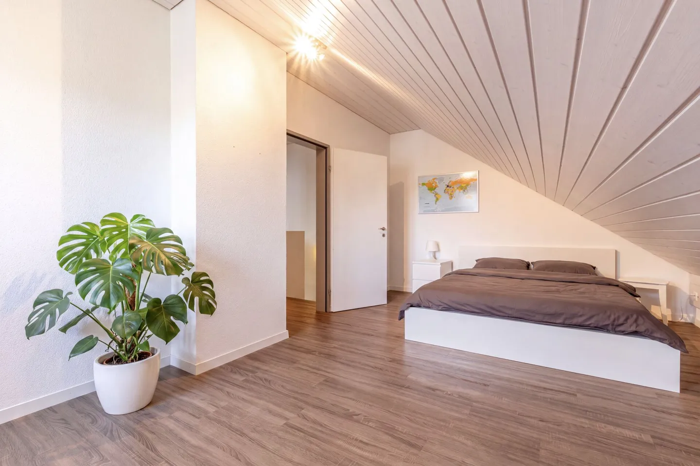 Maison familiale jumelée spacieuse de 6,5 pièces avec double garage, jardin et piscine - Photo 12 sur 22