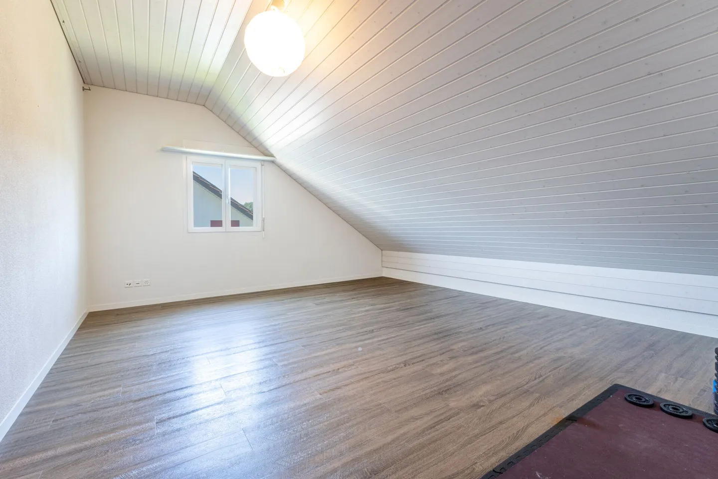 Maison familiale jumelée spacieuse de 6,5 pièces avec double garage, jardin et piscine - Photo 13 sur 22