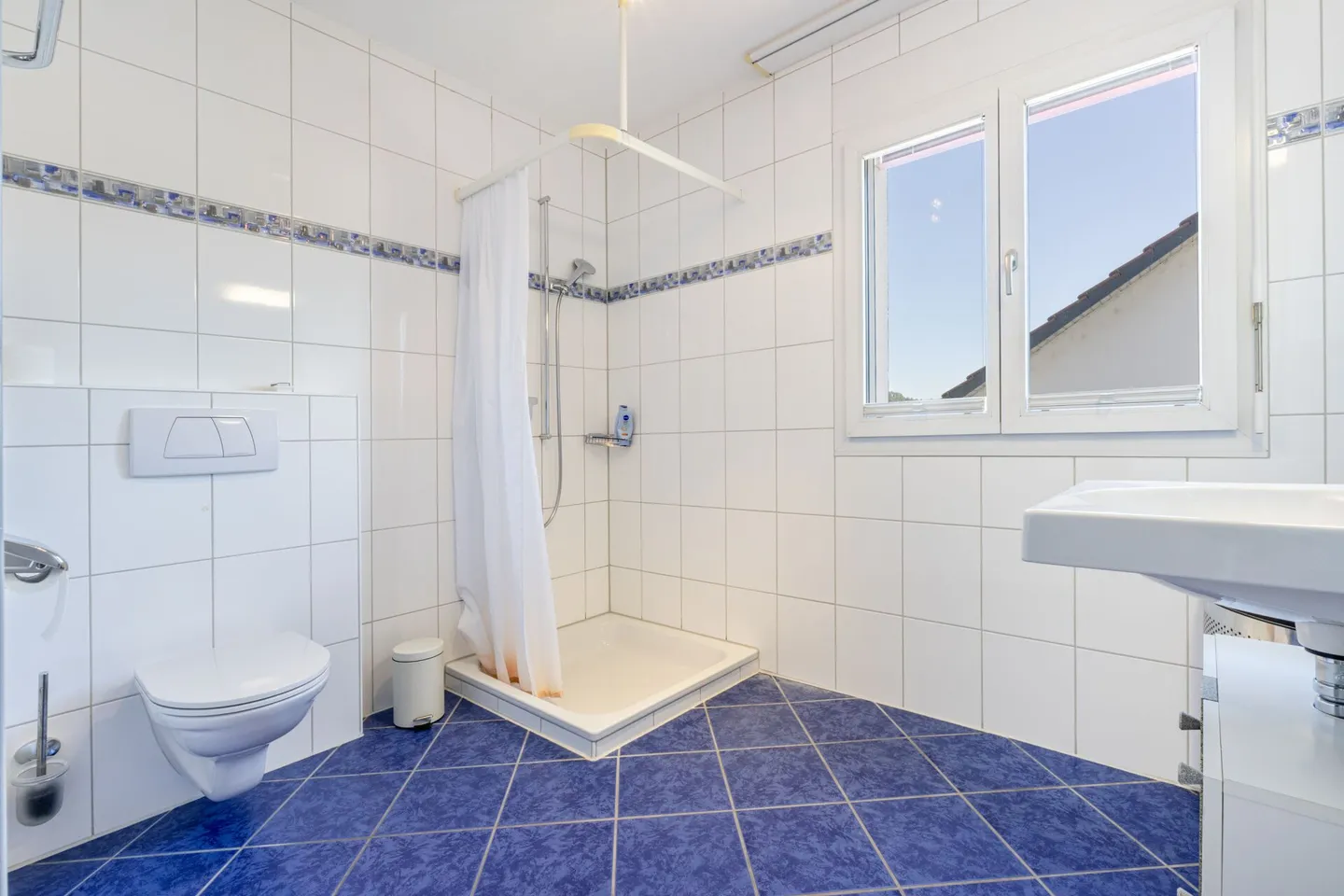 Maison familiale jumelée spacieuse de 6,5 pièces avec double garage, jardin et piscine - Photo 14 sur 22