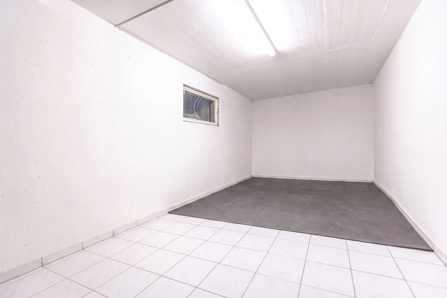 Maison familiale jumelée spacieuse de 6,5 pièces avec double garage, jardin et piscine - Photo 15 sur 22
