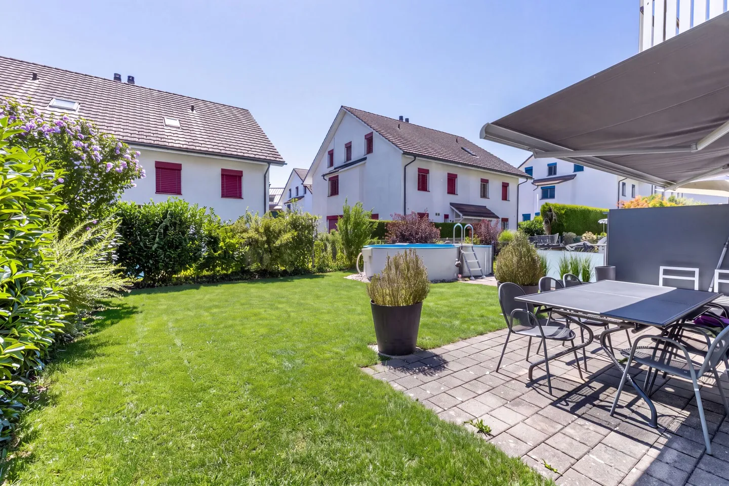 Maison familiale jumelée spacieuse de 6,5 pièces avec double garage, jardin et piscine - Photo 2 sur 22